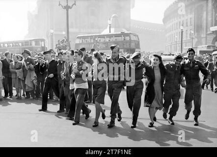 VJ Day, London. Menschenmenge im Piccadilly Circus, London am V-J Day, zum Zeitpunkt der Ankündigung der japanischen Kapitulation am 15. August 1945 Stockfoto