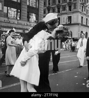 VJ-Tag. New York City feiert die Kapitulation Japans. Seemann küsst eine junge Frau von Victor Jorgensen, 14. August 1945 Stockfoto