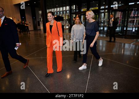 STOCKHOLM, SCHWEDEN 20231115Kronprinzessin Victoria wird von der Betriebsleiterin Carolina Klüft (ehemalige Heptathlonsportlerin) empfangen, als sie in Aul ankommt Stockfoto