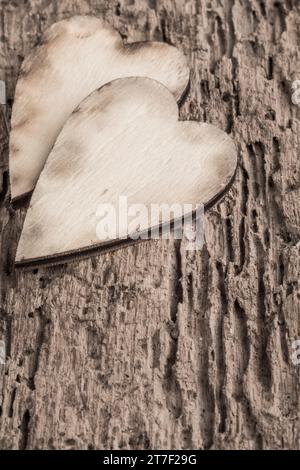 Schablone mit hölzernen Herzen auf hölzernem Hintergrund Stockfoto
