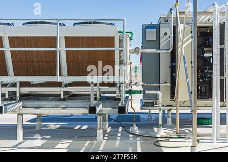 Das Kompressorgehäuse und ein adiabatischer Kondensator auf dem Dach in einem CO2-Kühllager (Industriekühlung) Stockfoto