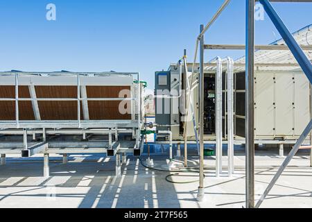 Das Kompressorgehäuse und ein adiabatischer Kondensator auf dem Dach in einem CO2-Kühllager (Industriekühlung) Stockfoto