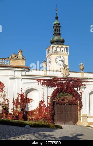 Mikulov Stadt mit Kirchturm, eine der wichtigsten Städte in Südmähren, Tschechien Stockfoto