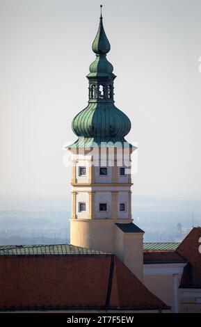 Turm der Burg Mikulov, eine der wichtigsten Schlösser in Südmähren, Blick von Mikulov Stadt, Tschechische Republik Stockfoto