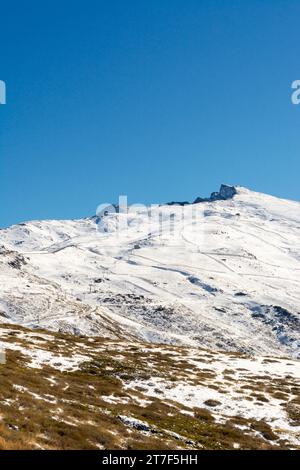 Verschneite Berge. Veleta Peak in Sierra Nevada. Stockfoto