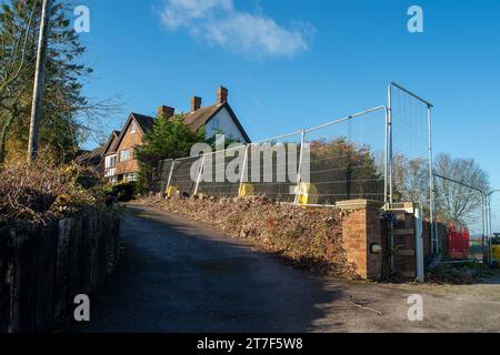 Wendover, Großbritannien. November 2023. Eine Reihe von Wohnhäusern in Wendover, Buckinghamshire, wurden von HS2 abgerissen. Einige, die von HS2 zwangsweise gekauft wurden, bleiben bis zum Abriss leer. Obwohl Rishi Sunak das Northern Leg der HS2 High Speed Rail gestrichen hat, wird der Bau des HS2 in Phase 1 in den Chilterns, einem Gebiet von Natural Outstanding Beauty, fortgesetzt. Viele Bewohner der Chilterns sind wütend über HS2 und die schädlichen Auswirkungen, die es auf die Landschaft hat, und alles ohne Nutzen für Buckinghamshire, da der Zug dort nicht halten wird. Kredit: Maur Stockfoto