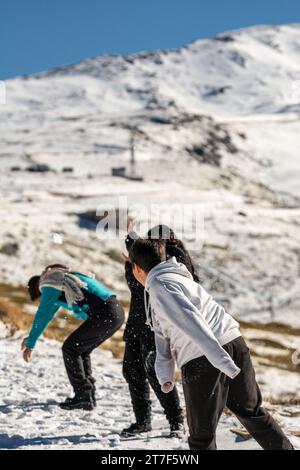 lateinische Familie spielt im Schnee, Skigebiet, in grenada sierra nevada Stockfoto