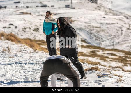 Drei junge latinos spielen im Schnee in den Bergen der sierra nevada Stockfoto