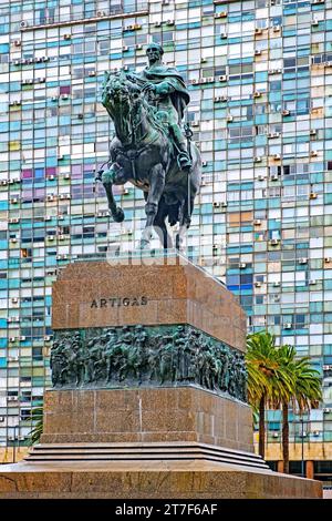 Denkmal für General José Gervasio Artigas auf der Plaza Independencia / Unabhängigkeitsplatz im Barrio Centro in Montevideo, Uruguay, Südamerika Stockfoto