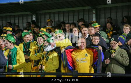 Horsham, Großbritannien. November 2023. Fans des Horsham FC gegen Barnsley FC Emirates FA Cup am 14. November 2023 im Camping World Community Stadium, Horsham, England, Großbritannien. Credit: Every Second Media/Alamy Live News Stockfoto