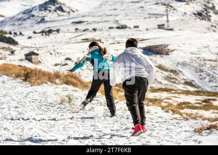 Die verschneite Eskapade der Latino-Familie in den wunderschönen Bergen der Sierra Nevada von Granada Stockfoto