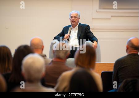 Cuneo, Italien. November 2023. Die fünfundzwanzigste Ausgabe des nationalen Literaturfestes Scrittorincittà begann vor wenigen Stunden. Einer der ersten Gäste der Veranstaltung ist Walter Veltroni, italienischer Politiker, Journalist, Schriftsteller, ehemaliger Bürgermeister von Rom und ehemaliger Abgeordneter der Demokratischen Partei. In diesem Bild präsentiert Veltroni sein neuestes Buch vor dem Publikum, das in der Ehrensaal des Confindustria-Hauptquartiers in Cuneo versammelt ist. Quelle: Luca Prestia / Alamy Live News Stockfoto