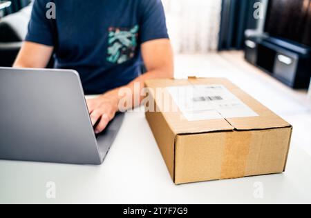 Senden Sie das Produktpaket an den Online-Shop zurück. Lieferung oder Lieferung der Bestellung. Beschwerde und Erstattung, E-Commerce. Falsches Paket wird zurückgesendet. Gefälschtes Betrugspaket. Stockfoto