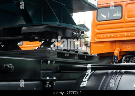 Der Stapler ist mit einer Sattelkupplung mit einem speziellen Anhänger ausgestattet. Stockfoto