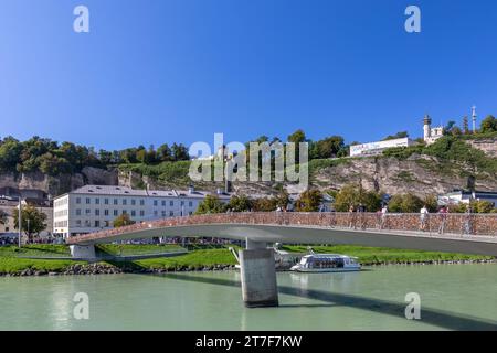 Touristen auf der Fußgängerbrücke Marko Feingold über die Salzach in Salzburg, Österreich Stockfoto