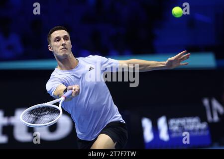 Turin, Italien. November 2023. Joe Salisbury aus Großbritannien im Doppelspiel zwischen Wesley Koolhof aus Holland und Neal Skupski aus Großbritannien gegen Rajeev RAM aus den USA und Joe Salisbury aus Großbritannien am vierten Tag des Nitto ATP World Tour Finals. Quelle: Marco Canoniero/Alamy Live News Stockfoto