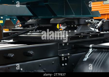 Der Stapler ist mit einer Sattelkupplung mit einem speziellen Anhänger ausgestattet. Stockfoto