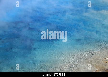 Die blaue heiße Quelle mit Dampf aus dem Wasser im Yellowstone-Nationalpark Stockfoto