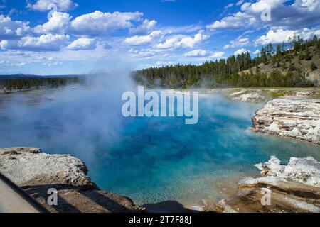 Die blaue heiße Quelle mit Dampf aus dem Wasser im Yellowstone-Nationalpark Stockfoto