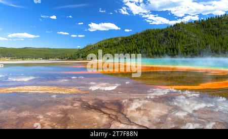 Blick auf die Grand Prismatic Spring im Yellowstone National Park Stockfoto