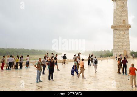 Taj Mahal, Indien – 03. Juli 2019: Touristen beobachten den Fluss Yamuna an einem bewölkten Tag Stockfoto