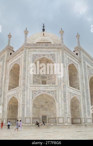 Taj Mahal, Indien bis 03. Juli 2019: Touristen vor dem Taj Mahal Mausoleum Stockfoto