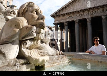 30. Oktober 2023: Blick auf das Pantheon und den Brunnen des Pantheons mit einem hübschen jungen Mann. Stockfoto