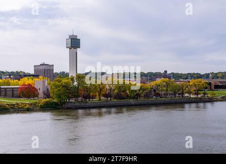 Panorama der Innenstadt von Moline in Illinois von der I-74 interstate Bridge entlang des Mississippi River Stockfoto