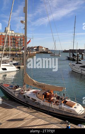 Architektur der Gebäude an den Gunwharf Quays und dem Spinnaker in Portsmouth Stockfoto