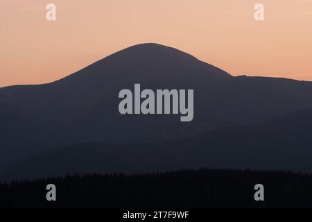 Der Hoverla-Berg ist der höchste Berg der Ukraine auf dem Chornohora-Bergrücken in den Karpaten Stockfoto