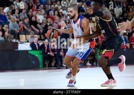 Monaco, Monaco. November 2023. Darius Thompson #13 von Efes Anadolu Istanbul und Monaco-Spieler #24 Yakuba Ouattara sind in der 8. Runde der Turkish Airlines Euroleague Basketball zwischen AS Monaco und Efes Anadolu Istanbul im Salle Gaston Medecin zu sehen. Endrunde; Efes Anadolu Istanbul 89: 82 ALS Monaco. (Foto: Laurent Coust/SOPA Images/SIPA USA) Credit: SIPA USA/Alamy Live News Stockfoto