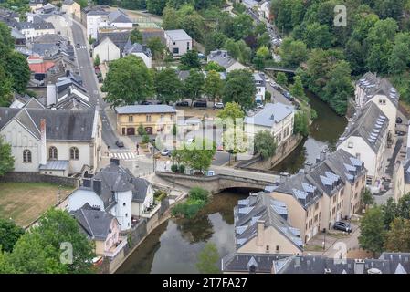 Luxemburg-Stadt, Luxemburg - Stadtteil Pfaffenthal in Luxemburg-Stadt mit der Alzette von der Brücke Grande-Herzogin Charlotte aus gesehen. Stockfoto