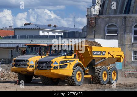 Nancy, Frankreich – zwei gelbe knickgelenkte Muldenkipper Volvo A30G auf der Baustelle eines thermischen und aquatischen Zentrums. Stockfoto