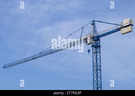 Monte Carlo, Monaco – Blauer Turmkran Potain MD 175B auf der Baustelle. Stockfoto