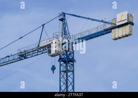 Monte Carlo, Monaco – Blauer Turmkran Potain MD 175B auf der Baustelle. Stockfoto