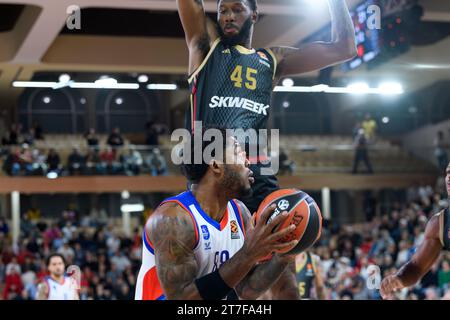 Monaco, Monaco. November 2023. Tyrique Jones #88 von Efes Anadolu Istanbul und Monaco Spieler #45 Donta Hall sind in der 8. Runde der Turkish Airlines Euroleague Basketball zwischen AS Monaco und Efes Anadolu Istanbul im Salle Gaston Medecin zu sehen. Endrunde; Efes Anadolu Istanbul 89: 82 ALS Monaco. (Foto: Laurent Coust/SOPA Images/SIPA USA) Credit: SIPA USA/Alamy Live News Stockfoto