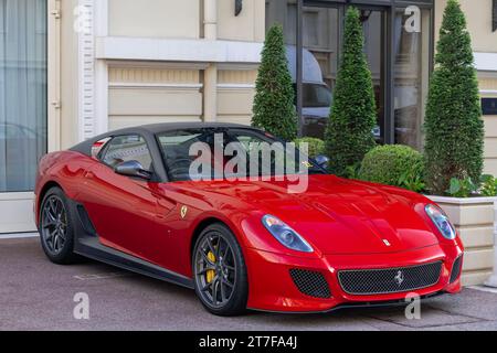 Monte Carlo, Monaco - Red Ferrari 599 GTO parkt auf einer Straße. Stockfoto