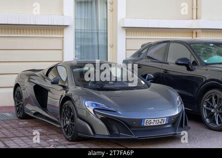 Monte Carlo, Monaco - McLaren 675LT Spider parkt auf einer Straße. Stockfoto