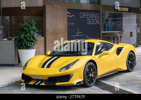 Monte Carlo, Monaco - Yellow Ferrari 488 Pista parkt vor dem Fairmont Hotel. Stockfoto