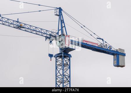 Monte Carlo, Monaco - Blauer Turmkran Potain MD 208 auf der Baustelle des Mareterra Monaco Projekts. Stockfoto