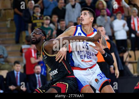 Monaco, Monaco. November 2023. Derek Willis #35 von Efes Anadolu Istanbul und Monaco-Spieler #10 John Brown sind in der 8. Runde der Turkish Airlines Euroleague Basketball zwischen AS Monaco und Efes Anadolu Istanbul in Salle Gaston Medecin zu sehen. Endrunde; Efes Anadolu Istanbul 89: 82 ALS Monaco. (Foto: Laurent Coust/SOPA Images/SIPA USA) Credit: SIPA USA/Alamy Live News Stockfoto