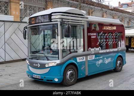 Nancy, Frankreich: Türkisfarbenes und graues Bolloré Bluebus 22 parkt auf einer Straße. Stockfoto