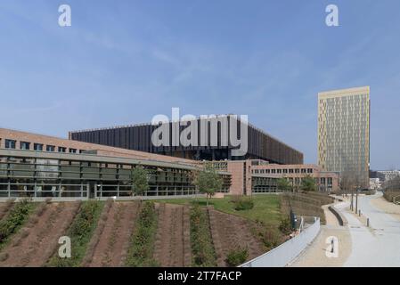 Luxemburg-Stadt, Luxemburg - Schwerpunkt auf dem europäischen Viertel in Kirchberg mit den modernen Gebäuden des Gerichtshofs der Europäischen Union. Stockfoto