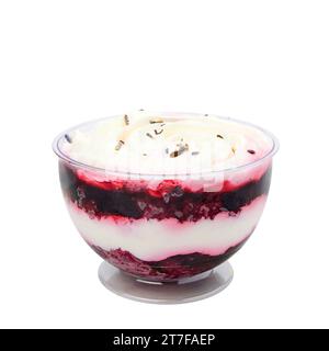 Dessert auf Basis von Lavendelschwammkuchen, getränkt in Quark Creme und saftigem Heidelbeerkaffee isoliert auf weiß Stockfoto