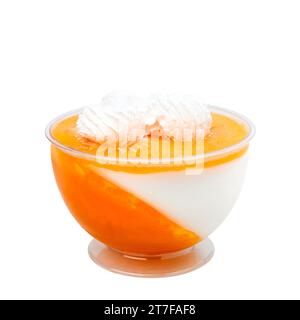 Dessert auf Basis von Orangengelee aus natürlichem Saft mit Zusatz von Fruchtfleisch und Buttercreme, isoliert auf weiß Stockfoto
