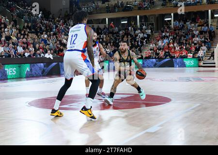 Monaco, Monaco. November 2023. Will Clyburn #12 und Darius Thompson #13 von Efes Anadolu Istanbul und Monaco-Spieler Mike James #55 sind in der 8. Runde der Turkish Airlines Euroleague Basketball zwischen AS Monaco und Efes Anadolu Istanbul im Salle Gaston Medecin zu sehen. Endrunde; Efes Anadolu Istanbul 89: 82 ALS Monaco. (Foto: Laurent Coust/SOPA Images/SIPA USA) Credit: SIPA USA/Alamy Live News Stockfoto