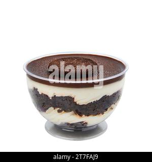 Dessert basierend auf Schokoladenschwammkuchen mit Mascarponcreme und Käsesahm, in Schokolade getaucht und mit Keksen auf weiß dekoriert Stockfoto