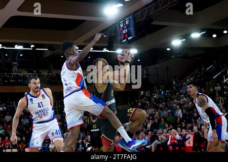 Monaco, Monaco. November 2023. Rodrigue Beaubois #1, #41 ante Zizic und #35 Derek Willis von Efes Anadolu Istanbul und Monaco-Spieler #2 Elie Okobo sind in der 8. Runde der Turkish Airlines Euroleague Basketball zwischen AS Monaco und Efes Anadolu Istanbul im Salle Gaston Medecin zu sehen. Endrunde; Efes Anadolu Istanbul 89: 82 ALS Monaco. (Foto: Laurent Coust/SOPA Images/SIPA USA) Credit: SIPA USA/Alamy Live News Stockfoto