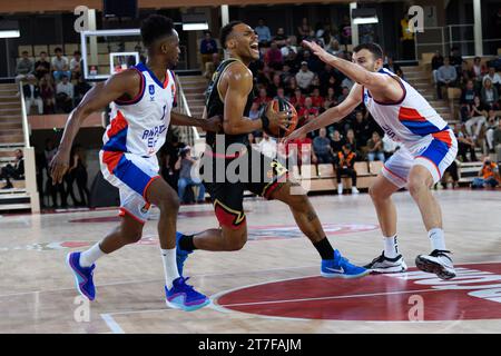 Monaco, Monaco. November 2023. Rodrigue Beaubois #1 und #41 ante Zizic von Efes Anadolu Istanbul und Monaco-Spieler #2 Elie Okobo sind in der 8. Basketballrunde der Turkish Airlines zwischen AS Monaco und Efes Anadolu Istanbul im Salle Gaston Medecin im Einsatz. Endrunde; Efes Anadolu Istanbul 89: 82 ALS Monaco. (Foto: Laurent Coust/SOPA Images/SIPA USA) Credit: SIPA USA/Alamy Live News Stockfoto