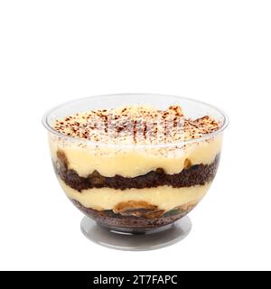 Dessert auf Basis von Schokoladenschwammkuchen kombiniert mit Pudding und frischen Bananenscheiben isoliert auf weiß Stockfoto